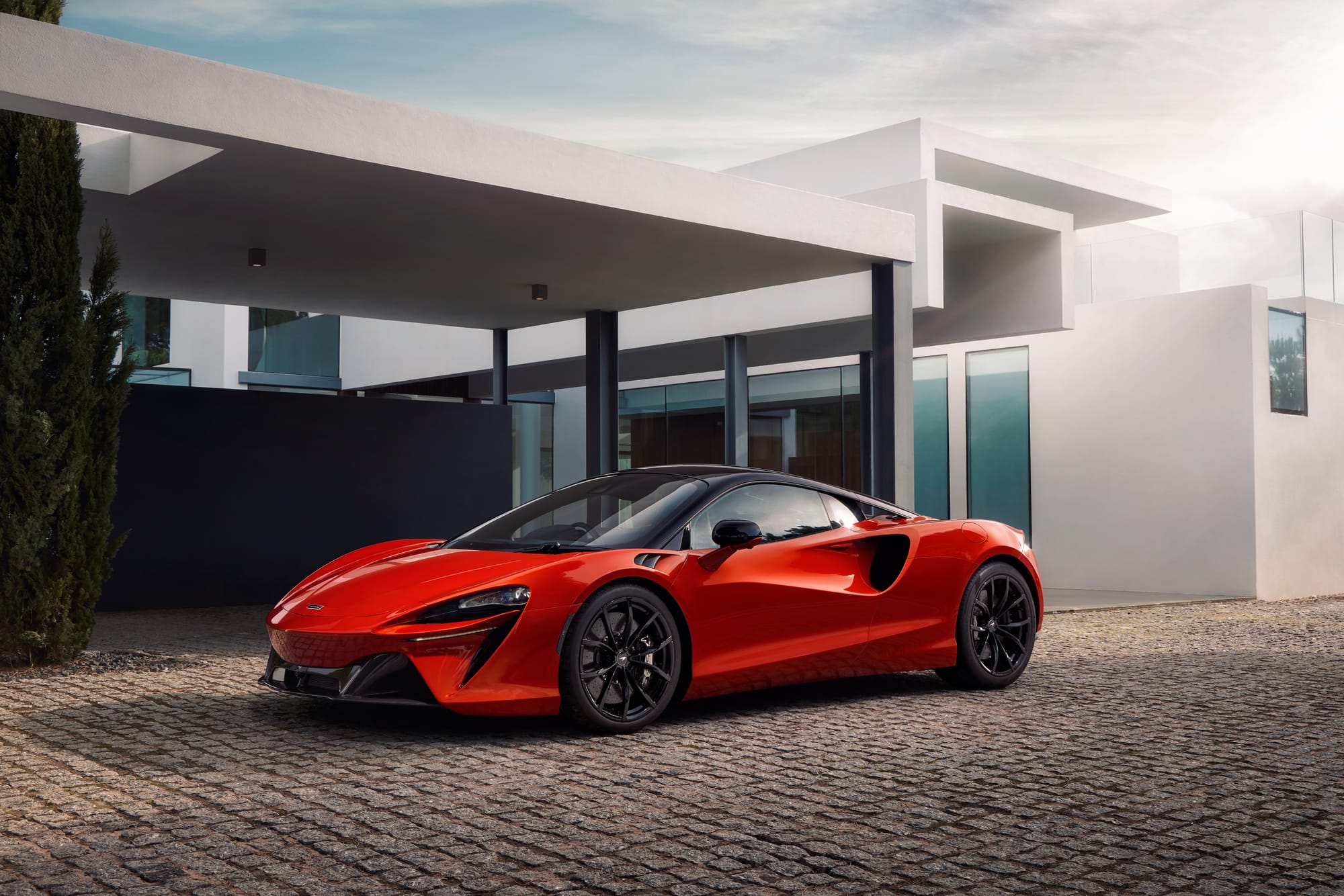 2024 McLaren Artura Review: Hybrid Supercar Redefines Performance