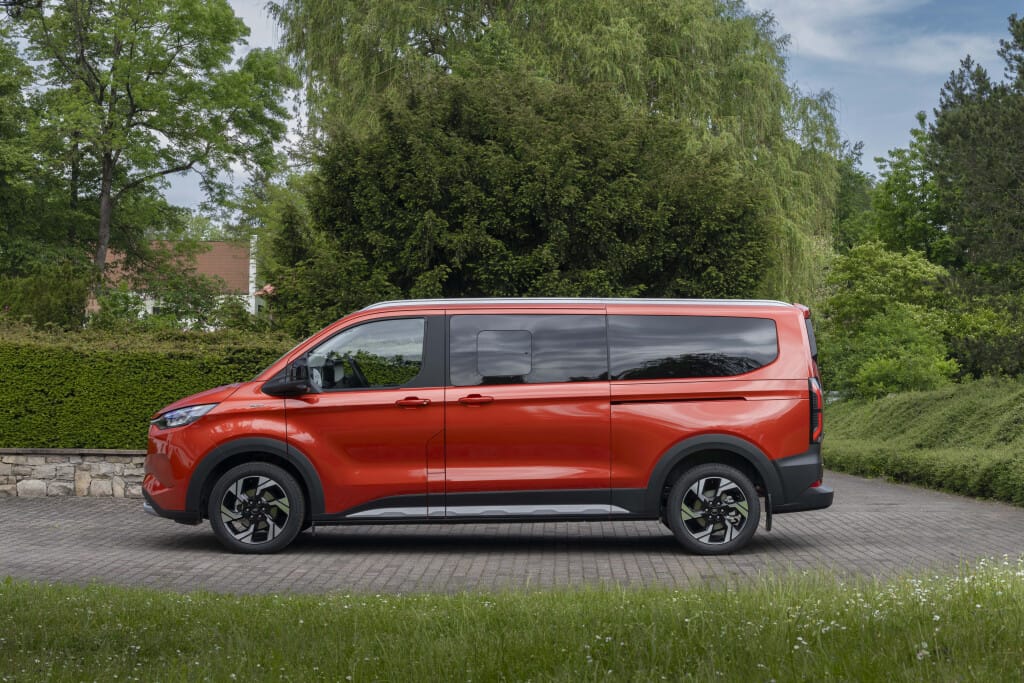 2024 Ford Tourneo Review Roundup – Side View 