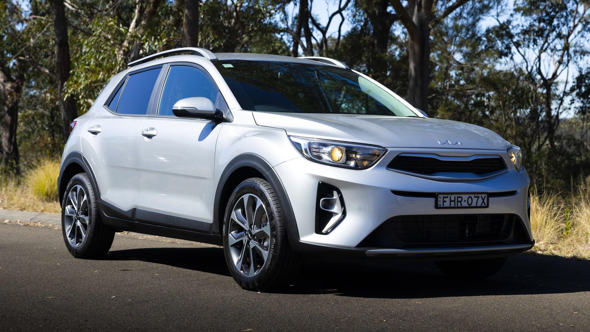 2025 Kia Stonic Review Roundup – Side and Front View 