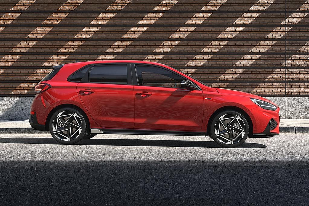 2025 Hyundai i30 Review Roundup – Side View 