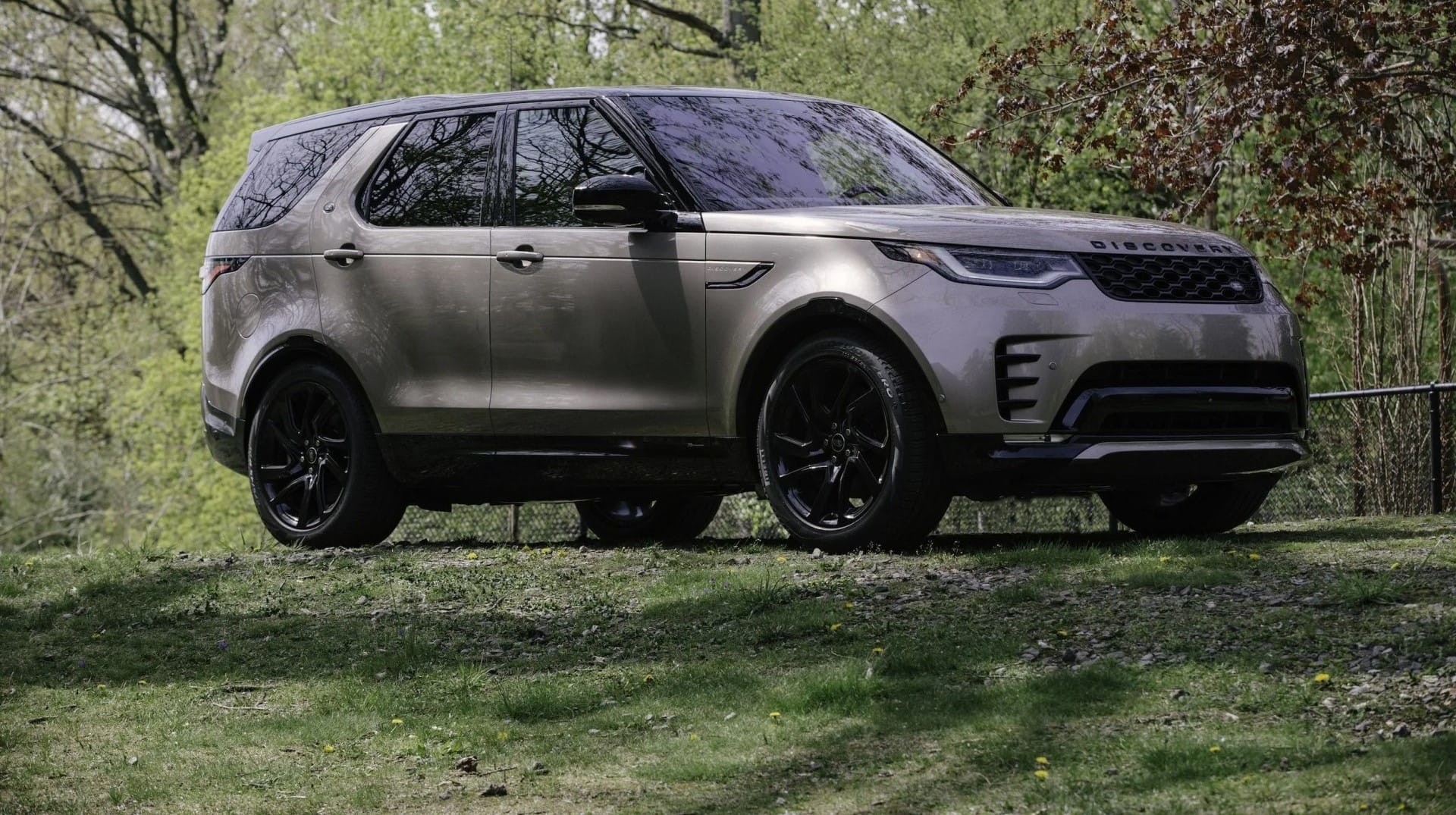 Land Rover Celebrates Discovery's 35th Anniversary with Limited Edition Model