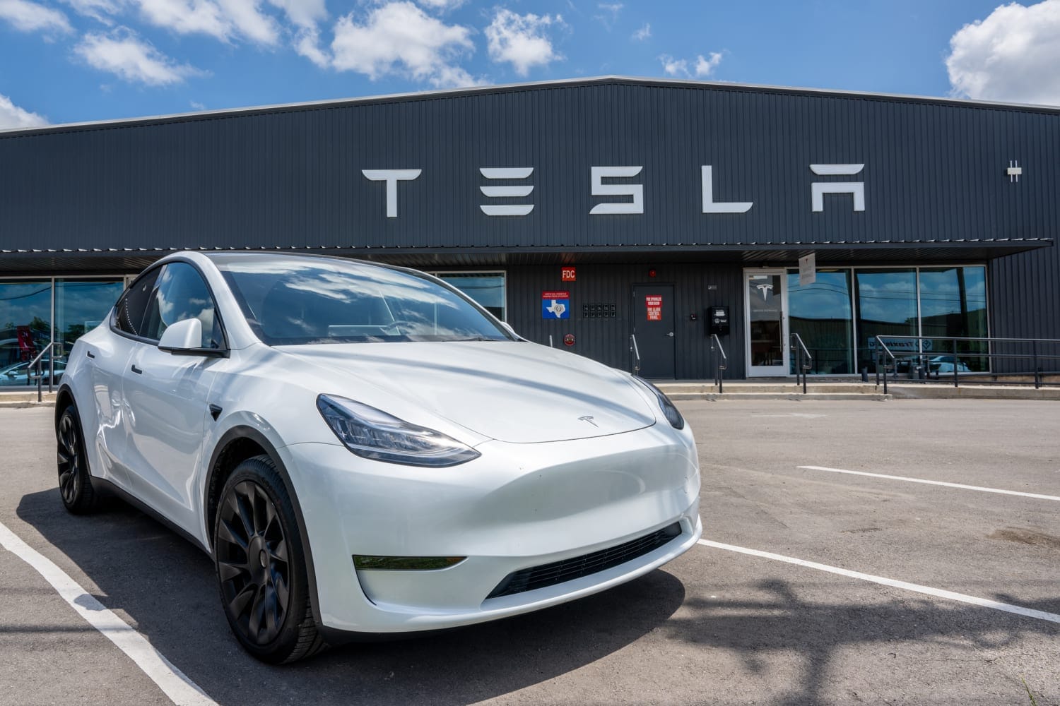 Tesla Retains Global EV Sales Crown Despite First Annual Decline, Narrowly Beating BYD